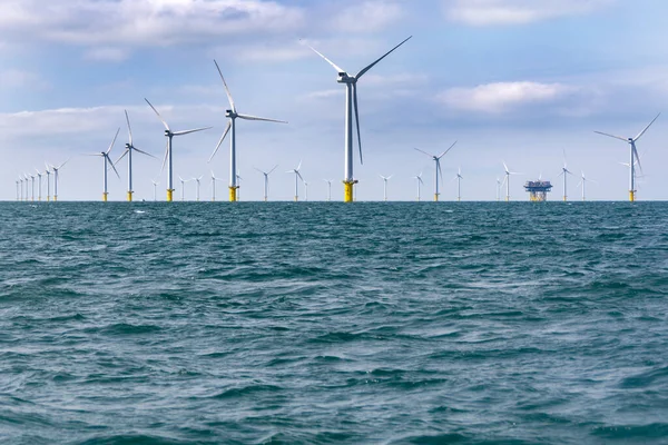 Морская Ветряная Электростанция Над Водой Облачным Небом Стоковое Фото