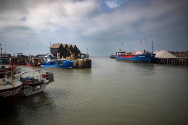Kent 'te balıkçı kulübeleri olan Whitstable Limanı