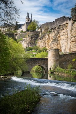 Alzette nehri ve Lüksemburg 'un merkezindeki yüksek duvarlar.