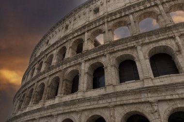 Kolezyum amfi tiyatrosu Roma 'da kasvetli bir gökyüzünün altında