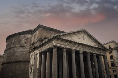 Pantheon 'un dışı Roma' da karamsar gökyüzünün altında.