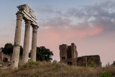 Roma forumunun antik mimarisi