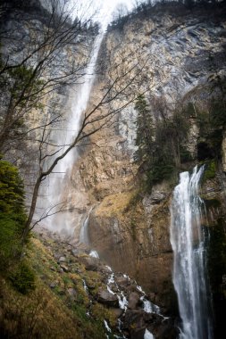 İsviçre 'de Walensee Gölü' nün yanındaki Seerenbach Şelalesi