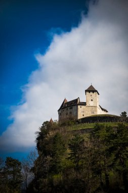 Balzers, Lihtenştayn 'ın yukarısındaki Gutenberg Kalesi