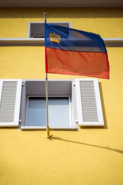 Başkent Vaduz 'da inşa edilmesine ilişkin Liechtenstein bayrağı