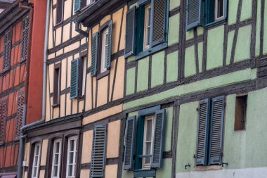 Strasbourg 'da orta çağ yarı ağaçlı renkli binalar