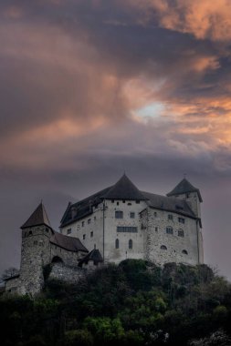Huysuz gökyüzü altındaki Gutenberg Şatosu, Lihtenştayn