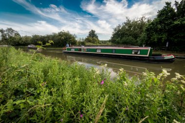 Büyük Birlik kanalında seyir halindeki dar kayık