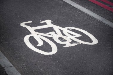 Asfalt üzerindeki bisiklet şeridi sembolü belirlenmiş şeritten yola