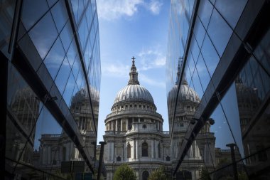 St. Paul Katedrali alışveriş merkezinin vitrinlerine yansıdı