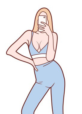 Şık bir kız mavi kıyafetli özçekim yapıyor, kendine güvenini gösteriyor.