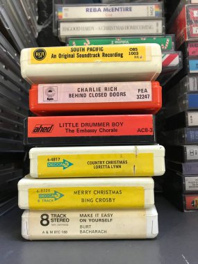 Çeşitli koleksiyonlarda 8 parçalı eski kasetler var.