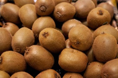 Yığınla kivi arasında yakın çekim