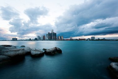 Fırtınalı Detroit ufuk çizgisi Windsor 'dan görünüyor. Sınır şehirleri Kanada ve Michigan, ABD. Şirket binaları ve Detroit nehri.