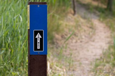 Semboller Bir Yol Ötesinde Geçiş Uyarısı İşaretleri
