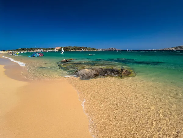 ポルト ポッロ Sargedna イタリアに近い美しいサルデーニャ島でポルト ポッロ ビーチで紺碧の海 — ストック写真