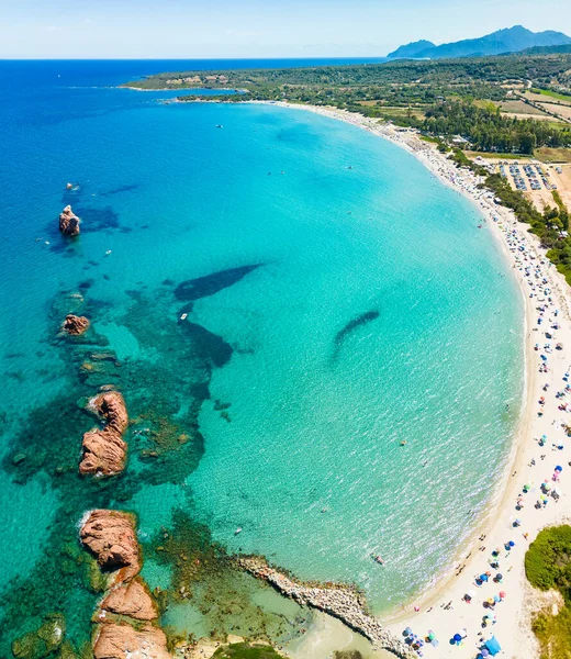意大利撒丁岛Cea海滩与红岩的空中无人机全景 — 图库照片