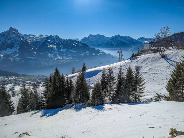 Vista Panorâmica Área Esqui Mattstock Inverno Suíça Com Montanhas Redor — Fotografia de Stock