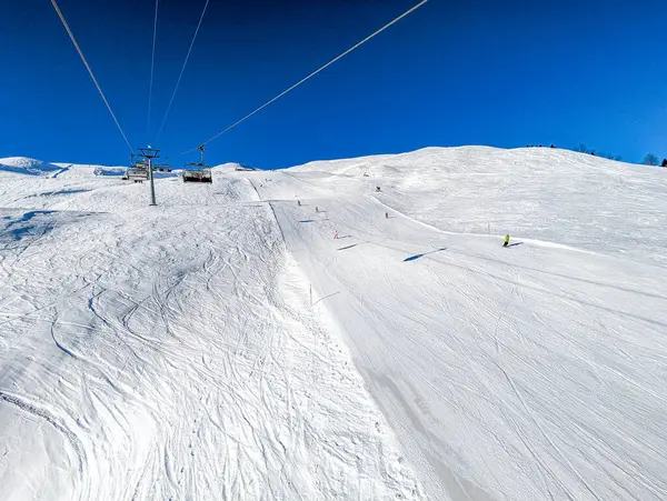 Vista Aérea Drones Montanhas Cobertas Neve Pistas Esqui Área Esqui — Fotografia de Stock