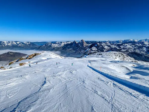 Flygdrönare Utsikt Över Snötäckta Berg Och Skidbackar Skidområde Stoos Schweiz — Stockfoto