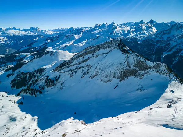 Vista Aérea Drones Montanhas Cobertas Neve Pistas Esqui Área Esqui — Fotografia de Stock