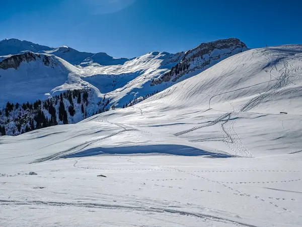 瑞士斯托斯滑雪区覆盖着积雪的高山和滑雪斜坡的无人驾驶飞机图像 — 图库照片