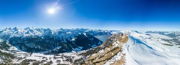 Dağları Kayak Pistlerini Stoos Sviçre Kaplayan Karlı Hava Aracı Görüntüsü — Stok fotoğraf