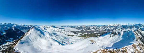 Letecký Pohled Zasněžené Hory Sjezdovky Lyžařský Areál Stoos Švýcarsko — Stock fotografie