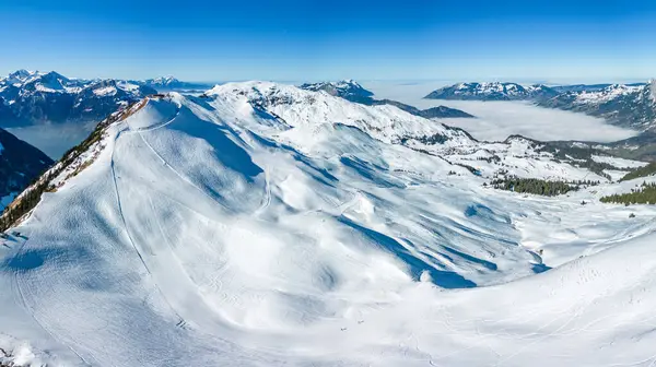 Flygdrönare Utsikt Över Snötäckta Berg Och Skidbackar Skidområde Stoos Schweiz — Stockfoto