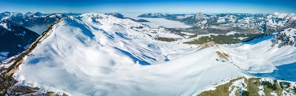 Vista Aérea Drones Montañas Cubiertas Nieve Pistas Esquí Zona Esquí — Foto de Stock