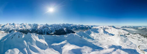 Vista Aérea Drones Montañas Cubiertas Nieve Pistas Esquí Zona Esquí —  Fotos de Stock