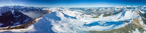 Dağları Kayak Pistlerini Stoos Sviçre Kaplayan Karlı Hava Aracı Görüntüsü — Stok fotoğraf