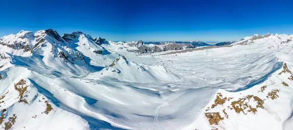 冬のスキー場と山 メルシェ フルート山リゾート村 スイス — ストック写真
