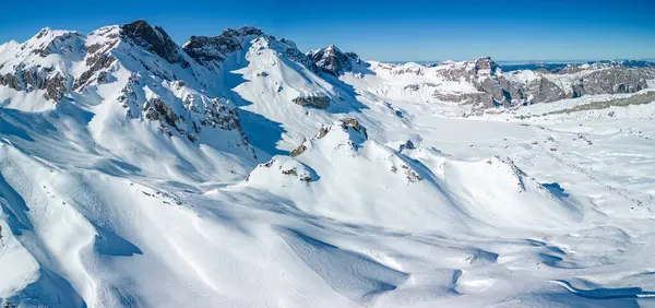 冬のスキー場と山 メルシェ フルート山リゾート村 スイス — ストック写真