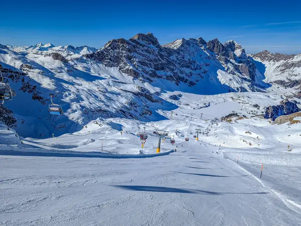 Aerial Panorama Vinter Landskap Schweiziska Alperna Berömda Engelgerg Titlis Skidort — Stockfoto