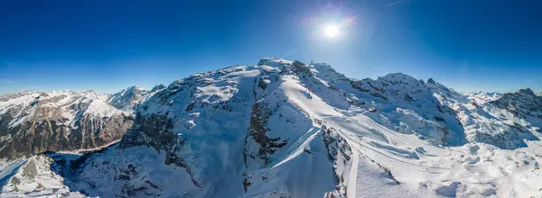 Paisaje Invierno Panorámico Aéreo Los Alpes Suizos Famosa Estación Esquí —  Fotos de Stock