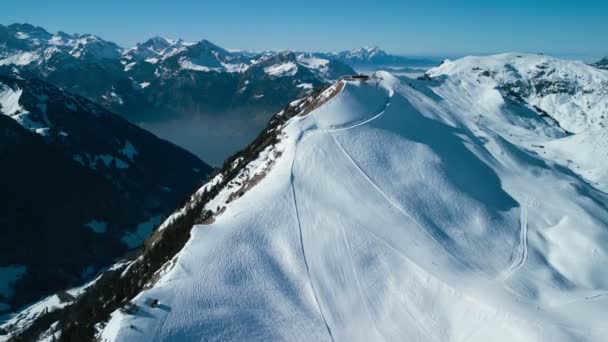 スイスのストースで雪に覆われたスキー場の空中ドローンビュー — ストック動画