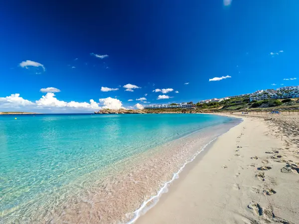 스페인 메노르카 섬에서 화창한 아레날 사우라 해변의 아레날 스톡 사진