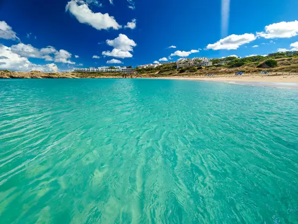 스페인 메노르카 섬에서 화창한 아레날 사우라 해변의 아레날 로열티 프리 스톡 이미지