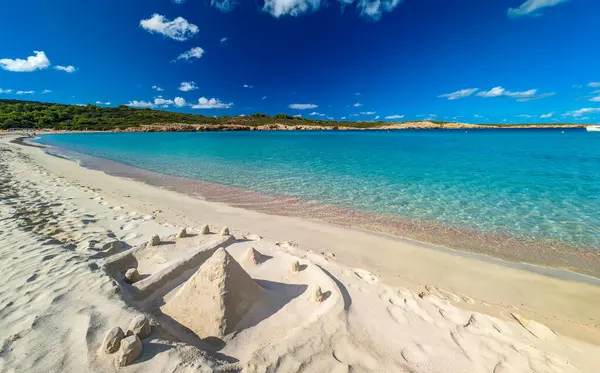 스페인 메노르카 섬에서 화창한 아레날 사우라 해변의 아레날 로열티 프리 스톡 이미지