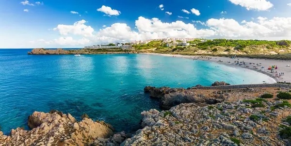 西班牙Menorca岛夏季阳光充足的Arenal Son Saura海滩的Areal无人机图像 图库照片