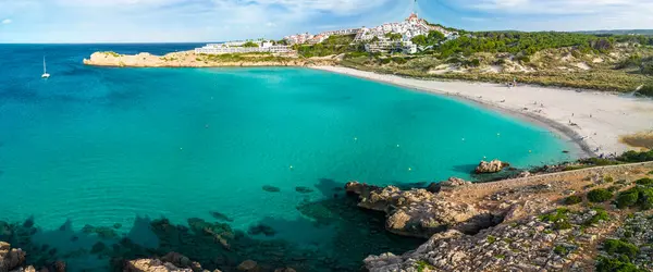 西班牙Menorca岛夏季阳光充足的Arenal Son Saura海滩的Areal无人机图像 免版税图库图片