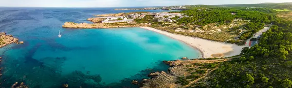 스페인 메노르카 섬에서 화창한 아레날 사우라 해변의 아레날 로열티 프리 스톡 사진