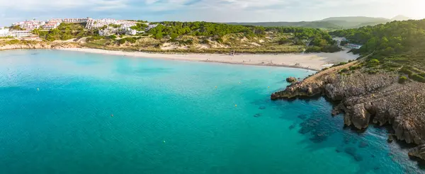 西班牙Menorca岛夏季阳光充足的Arenal Son Saura海滩的Areal无人机图像 免版税图库照片
