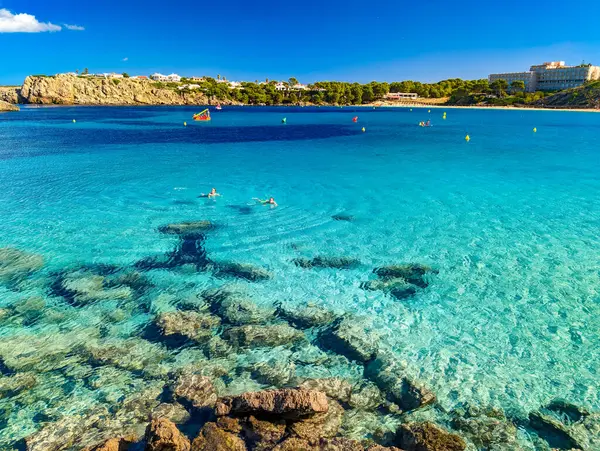 스페인 메노르카 아름다운 베이와 Arenal Den Castell 해변의 아레날 스톡 이미지