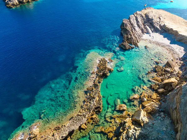 スペイン メノルカ島の美しい湾とアレンカステルビーチのアラルドローンビュー ロイヤリティフリーのストック画像