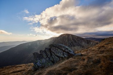 2000 metreden fazla güzel sonbahar dağ manzarası