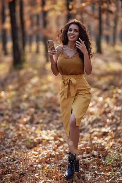 Retrato Uma Mulher Bonita Com Cabelos Longos Floresta Durante Outono — Fotografia de Stock