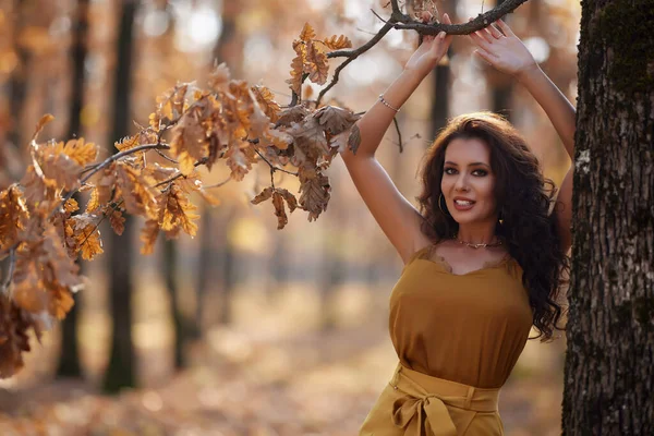 Porträt Einer Schönen Frau Mit Langen Haaren Herbst Wald — Stockfoto