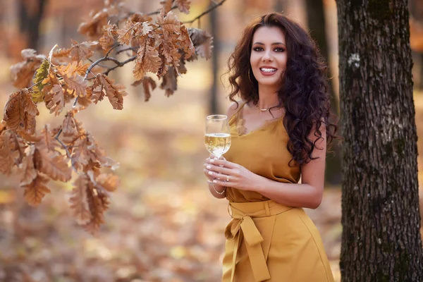 Schöne Frau Mit Langen Haaren Mit Einem Glas Wein Der — Stockfoto